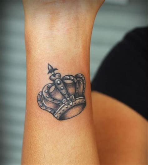 krone tattoo frau